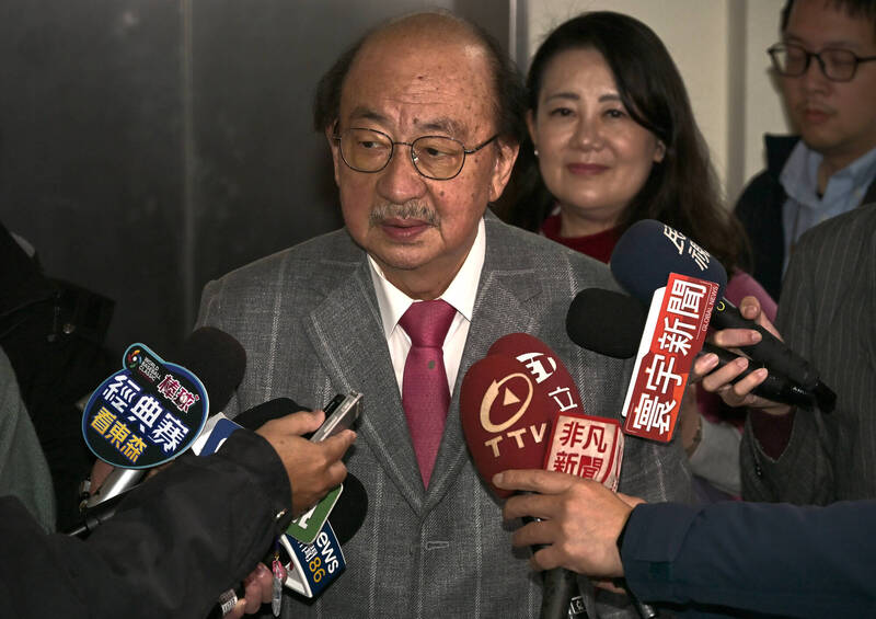 民進黨立法院黨團總召柯建銘近日收到恐嚇信，內容提及「柯建銘的告別式會樂意去參加」、「你去死吧！」等辱罵、恐嚇字眼。（記者王藝菘攝）