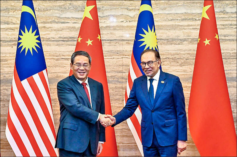 中國近18個月來積極推動外交攻勢，試圖確保全球南方國家的支持，使其對台灣的統一主張獲得國際認可。圖為中國國務院總理李強（左）去年訪問馬來西亞，首相安華（右）表示，堅定支持中國「實現國家統一」。（法新社檔案照）