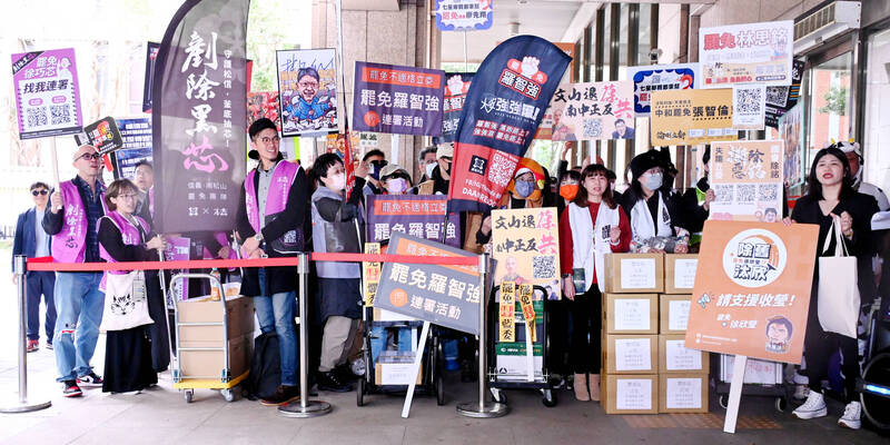 大罷免運動是藍白兩黨毀憲亂政引起公憤而形成。（記者朱沛雄攝）