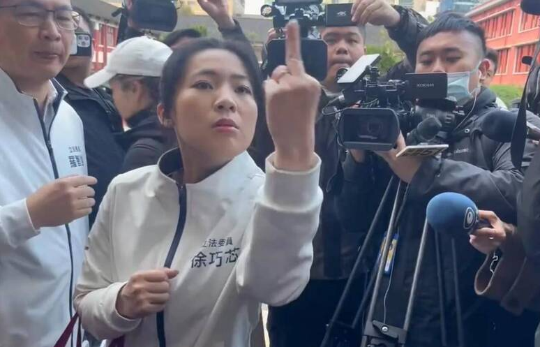 罷免不僅捍衛民主自由，也維護台灣敬神禮佛的善良民俗，驅除藍白立委的邪惡、無恥、卑劣。 （圖擷自threads）