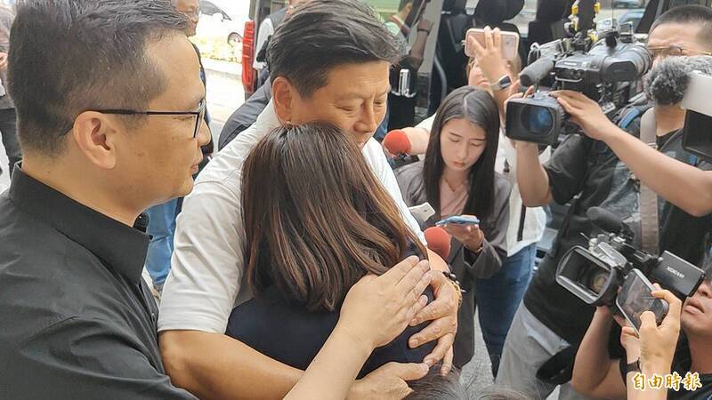 昔日痛譙傅崐萁「國民黨的病毒」。去年徐巧芯（前中黑衣女）公開撲倒在傅的懷（白衣者）中，乾嚎假哭了三十秒，公開向「病毒」徹底投誠。（資料照）