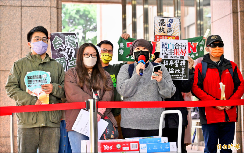 公民團體發起罷免藍委之提議，正展開政治效應，已對藍委行徑構成反制壓力。圖為「苗栗國罷免立委連線」昨赴中選會，針對苗栗第一選區的無黨籍立委陳超明、第二選區的國民黨立委邱鎮軍遞送罷免提議連署書。（記者羅沛德攝）