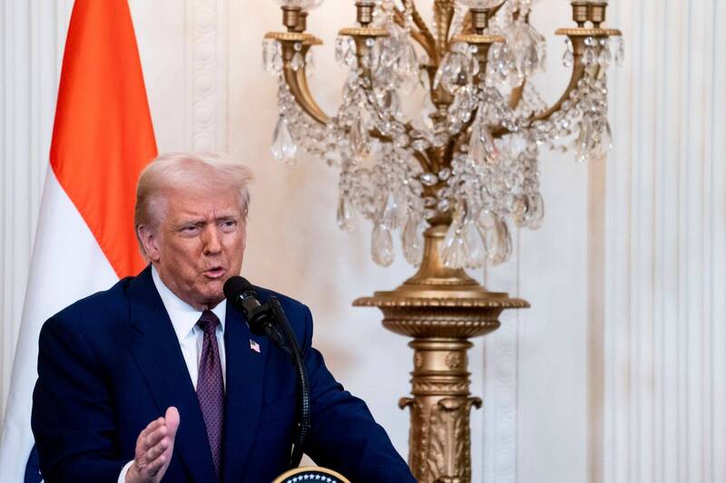 美國總統川普啟動「星際之門」（Stargate）計畫，由科技巨頭OpenAI、軟銀、甲骨文以及阿聯酋MGX聯手推動人工智慧基礎建設計畫，投資金額高達5千億美元。（彭博）