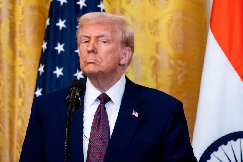 美國總統川普在簽署對等關稅備忘錄時，特別再次指出台灣搶走晶片製造。（彭博）