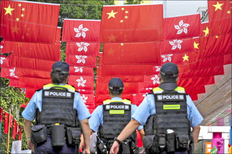 如今中國用國安法完全控制香港的網路和傳統媒體。在港、台，中共都有支持中共的媒體大亨代為進行言論宣傳和認知戰。圖為香港去年慶祝回歸27年的活動。（美聯社檔案照）