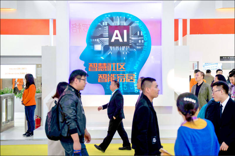 中國AI新創巧妙地規避美國晶片出口管制及AI技術移轉層層限制，繞過美國AI大模型領導廠商OpenAI所走過的路並另闢蹊徑。（美聯社檔案照）