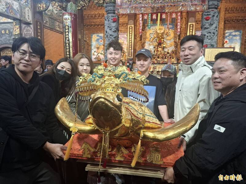 乞龜是澎湖元宵節重頭戲，今年澎湖最大「黃金龜王」山水上帝廟金鑽龜重達430兩，由去年得主滿福職人賓士旅遊車隊以8聖杯連莊乞得。（記者劉禹慶攝）