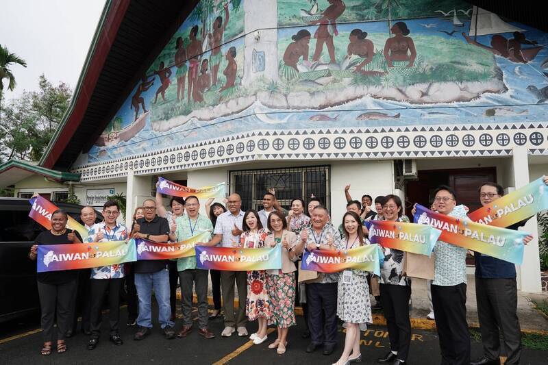 立委王義川率團參訪我國友邦帛琉，與帛琉總統惠恕仁、觀光部長曼尼萊會面，深化台帛邦誼並推動觀光合作，卻被藍營名嘴陳揮文誣蔑為花政府公款吃喝玩樂。（卓冠廷提供）