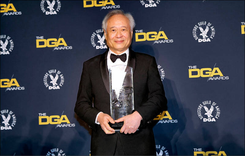 李安榮獲美國導演協會「終身成就獎」，領獎時對全球的影迷與觀眾說：「我在台灣出生長大，此時站在臺上，實現了美國夢。」（法新社）