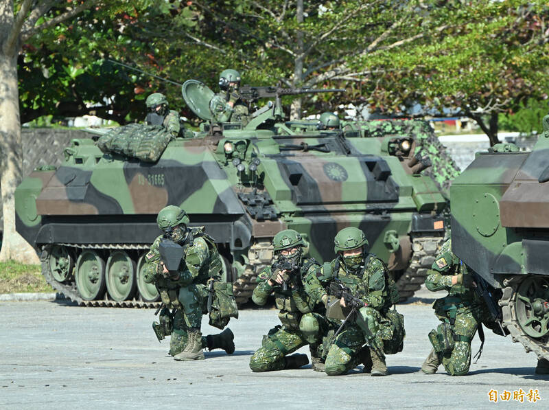 國防部放寬志願士兵的身高、刺青限制，並讓退伍未滿1年內者，可立即重新甄選入營。圖為國軍官兵從事戰備操演。（資料照）