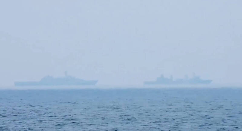 共軍2月26日無預警在屏東外海40浬片面宣布劃定實彈射擊演習區域。我國海軍班超軍艦監控共軍四明山艦與千島湖艦。（國防部提供）