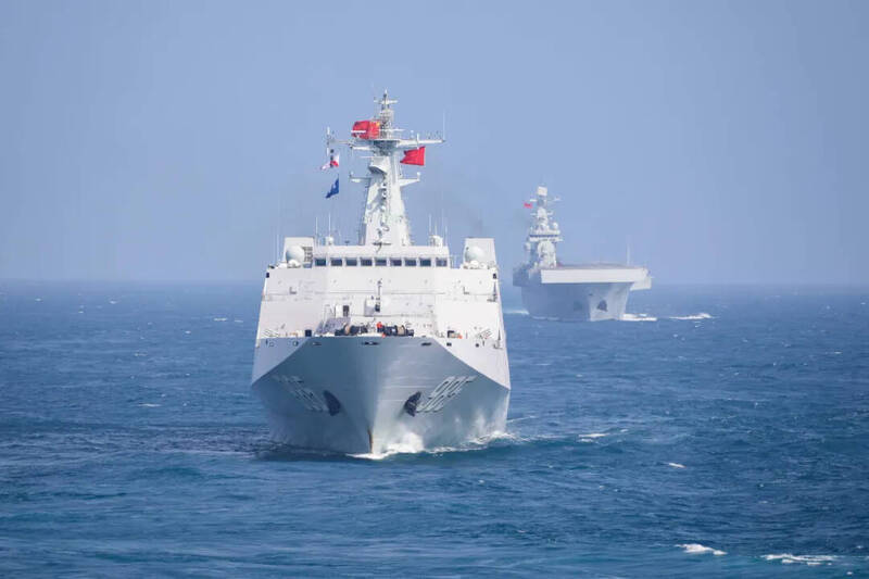 中共此舉轉移內外矛盾焦點。圖為共軍071型船塢登陸艦「祁連山號」（前）、075型兩棲突擊艦「海南號」（後），2月25日赴南海實施實彈射擊演練。（解放軍南部戰區微博）