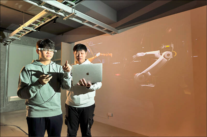 大學與企業界若能產學合作，協助學生提早接軌社會、設定職涯藍圖，對雙方都是一個雙贏策略。圖為南台科大透過與輝達合作相關軟硬體，打造Smart Factory+實作工廠。（南台科大提供）