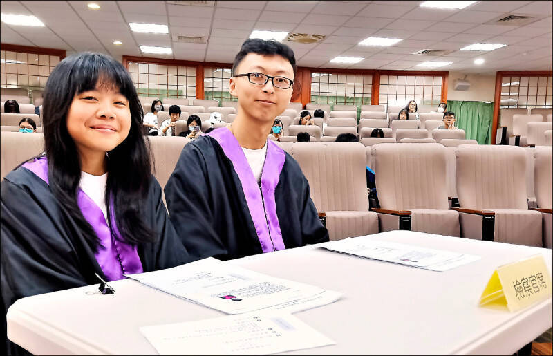 東吳大學開設國民法官課程，學生實習當法官與檢察官。（資料照，新北教育局提供）