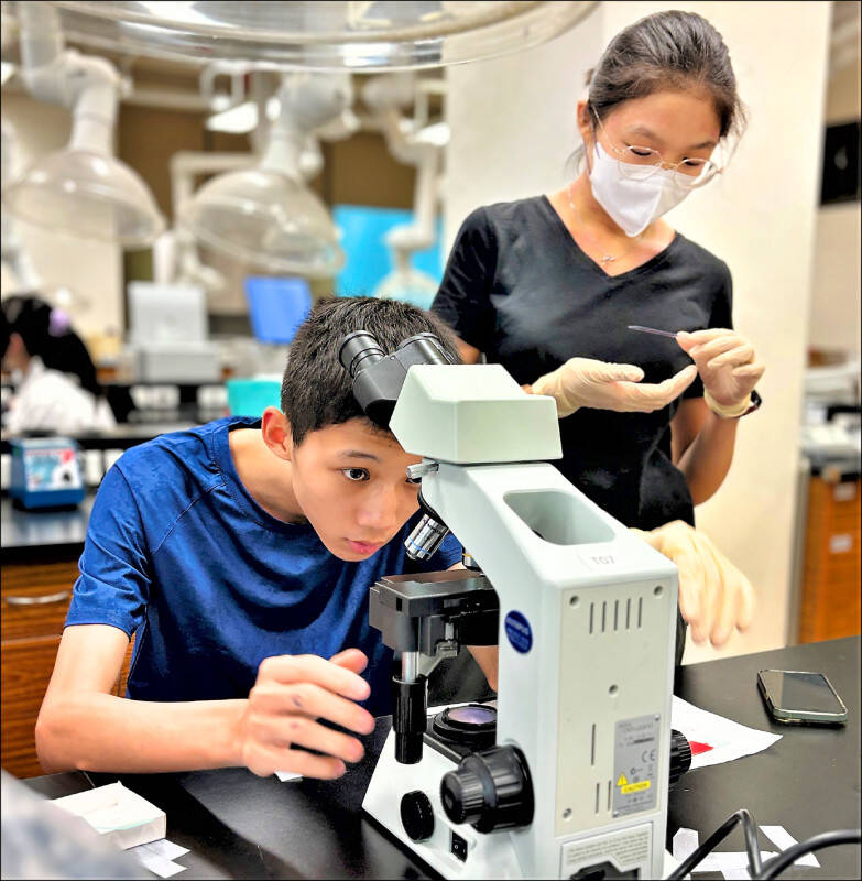 馬偕醫學院開設課程，讓新北高中生體驗醫檢師實作。（資料照，新北教育局提供）