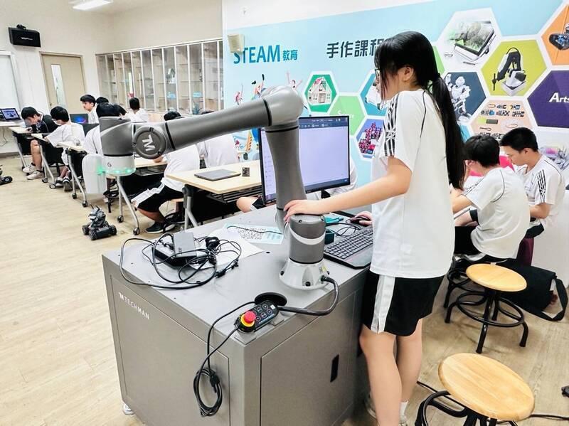 新竹高工結合AR擴增實境模擬裝置，串聯協作型機器人手臂。（資料照，教育部提供）