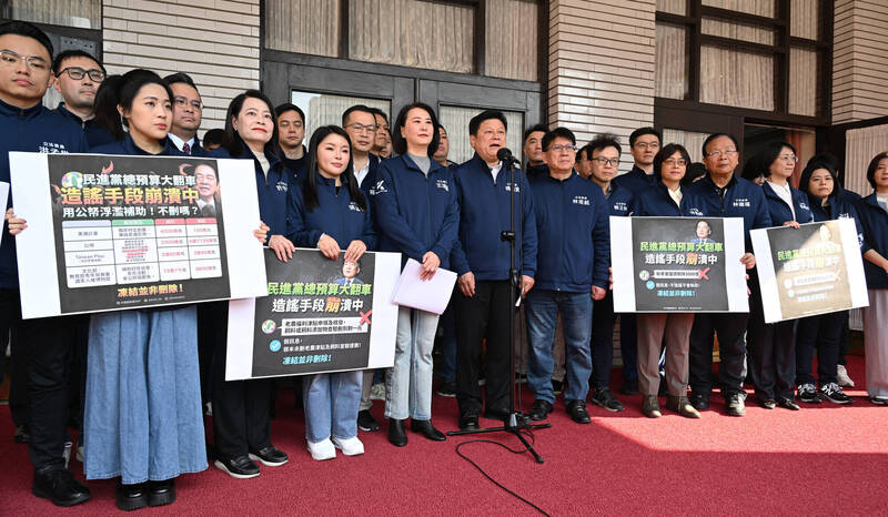 「傅崐萁們」為了黨及個人私利，把台灣民意狠狠踩在腳底，罷掉藍委就是收回被「傅崐萁們」篡奪的權力。（資料照）