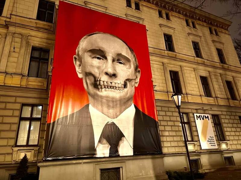 作者去歐洲作烏克蘭相關研究所拍照片。（取自貼文）