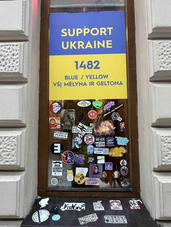 作者去歐洲作烏克蘭相關研究所拍照片。（取自貼文）