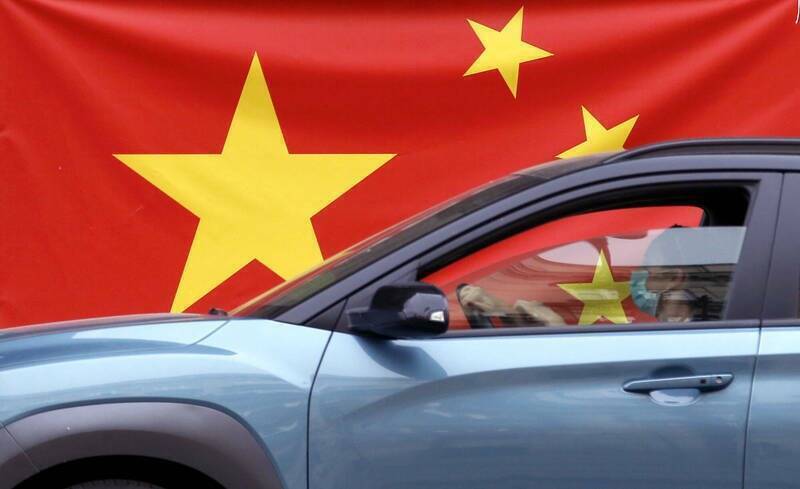 中國政府透過大規模補貼，使得電動車產業在短時間內崛起，甚至具備滿足全球三分之二需求的生產能力，產能過剩問題嚴重。（美聯社）