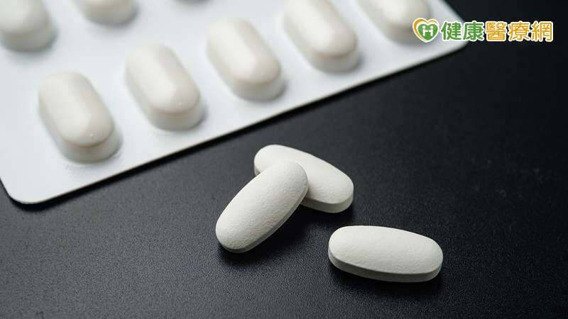 聯新國際醫院運動醫學科王凱平醫師表示，止痛藥、消炎藥、抗生素的作用完全不同，用錯藥不僅可能影響治療效果，還可能延遲傷勢癒合。（取自貼文）