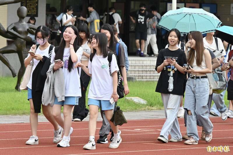 考生可由網路平台，多方蒐集資訊，挑出適合自己校系。（資料照）