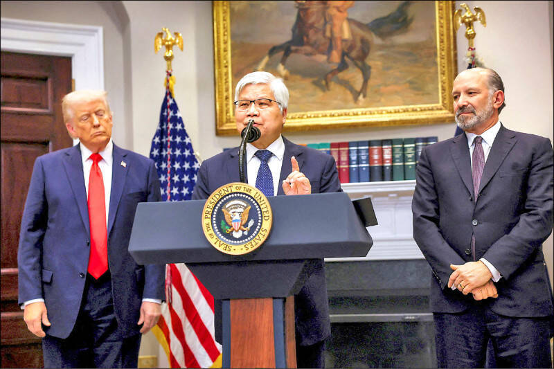 台積電董事長暨總裁魏哲家（中）在白宮與川普（左）會面，宣布將在美加碼投資1000億美元；圖右為美國商務部長盧特尼克。（路透）