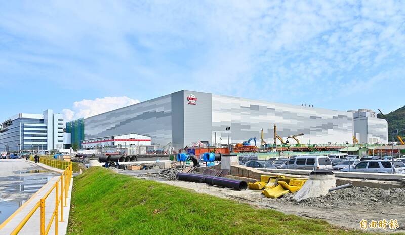 台灣的土地很難再找到大片產權單純的地方做廠房。圖為高雄台積電楠梓P1廠已掛上tsmc 招牌。（記者李惠洲攝）
