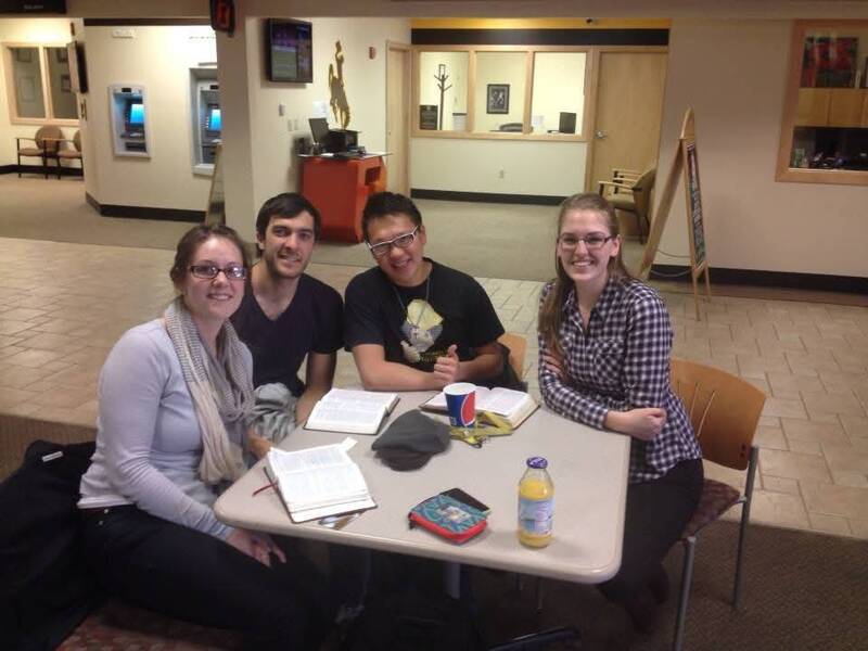 懷俄明大學 （UW） 和台灣兩所大學締結姐妹校多年，交換學生的條件是一對一對等。圖為台灣學生赴美國懷俄明大學交流。（作者提供）