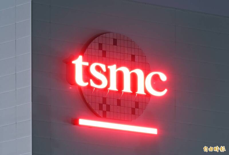 台積電投資美國 1650 億美元，台灣仍留有八成產能。圖為夜間的高雄楠梓台積電P1廠，點亮tsmc招牌。（記者李惠洲攝）