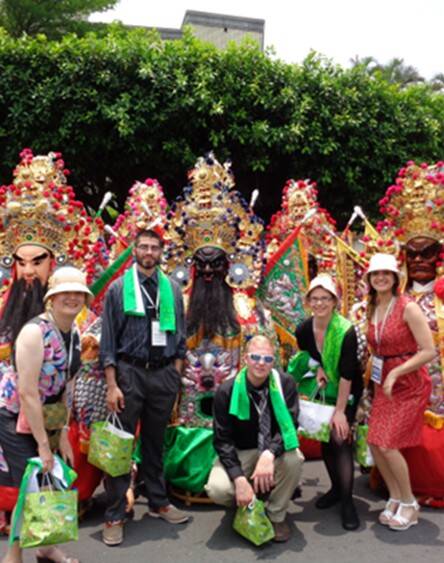 補助國外的遊學團到台灣，這樣才可以有比較大的涵蓋度。圖為作者帶美國遊學團來台進行學術交流。（作者提供）