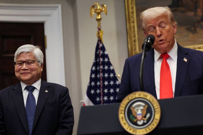 日前魏哲家（左）與川普見面，宣布台積電將對美國再投資至少1000億美元，震撼全球。（路透）