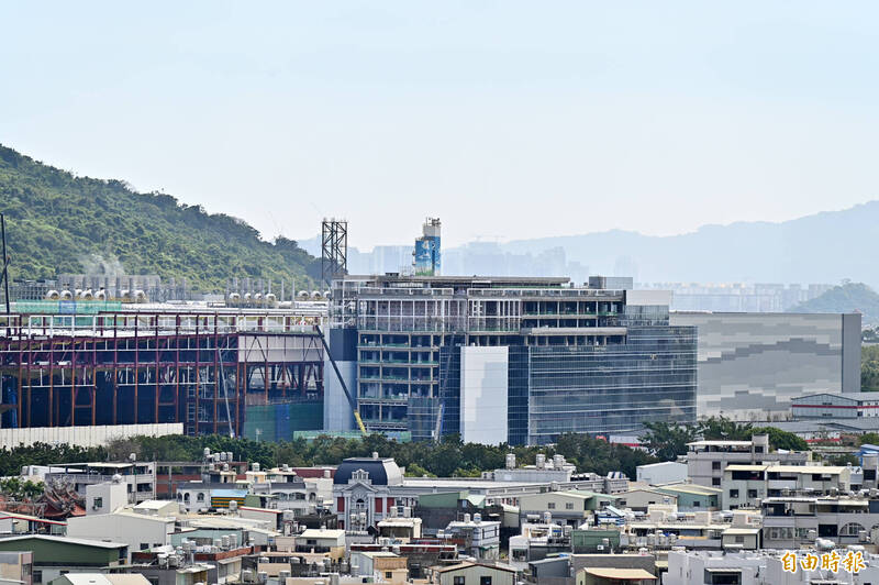 台積電高雄廠外觀三月起展開第二階段裝機，預計年底，2奈米製程的月產能規模上看一萬片。（記者李惠洲攝）