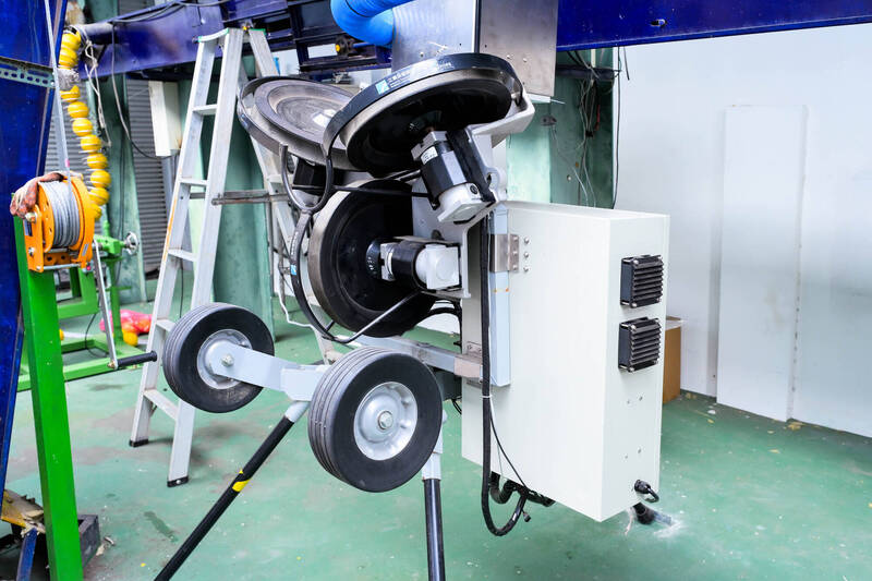 工研院團隊結合資通訊強項，運用AI判讀與遠程控制技術，開發出適用於各層級棒球訓練的智慧發球機。（工研院提供）