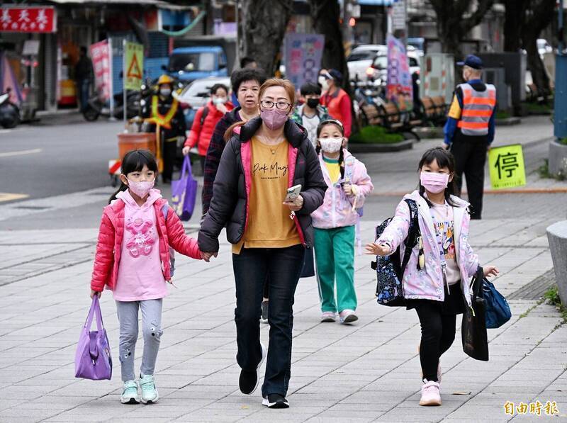 許多家長在選擇私校時，並非僅為升學，而是希望孩子能在更安全、更具規範與支持的學習環境中成長。示意圖，圖中人物與本文無關。（資料照）