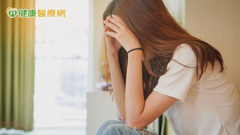 大多數女性在月經週期前後會有輕微情緒變化，但約2%的女性可能罹患「經前不悅症候群」（Premenstrual Dysphoric Disorder, PMDD），這已被精神科視為一種疾病。（取自貼文）