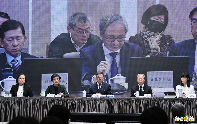 中央政府總預算案遭大砍，文化部長李遠（大螢幕前排中）在行政院會哽咽表示，文化人不是要飯的。（資料照）