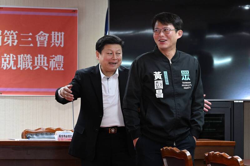 國民黨團總召傅崐萁（左）、民眾黨團總召黃國昌。（資料照）