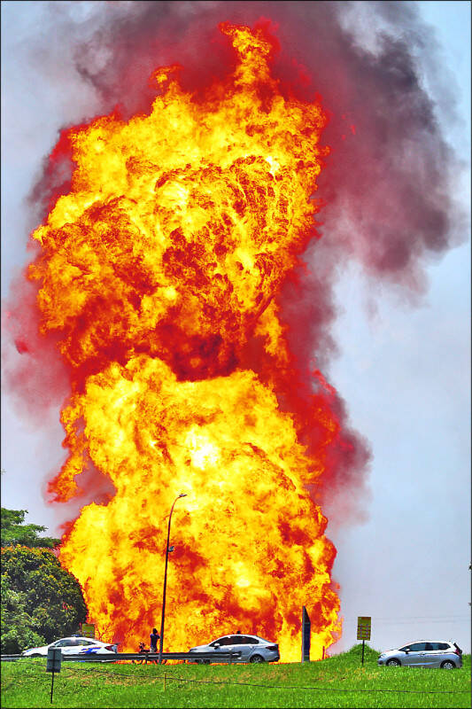 馬來西亞吉隆坡附近的一條由中國承建的天然氣管線日前發生爆炸並引發大火，造成數十人受傷。（歐新社）