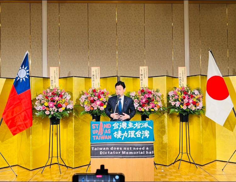 日本前經濟產業大臣 西村康稔現場致詞。（取自貼文）