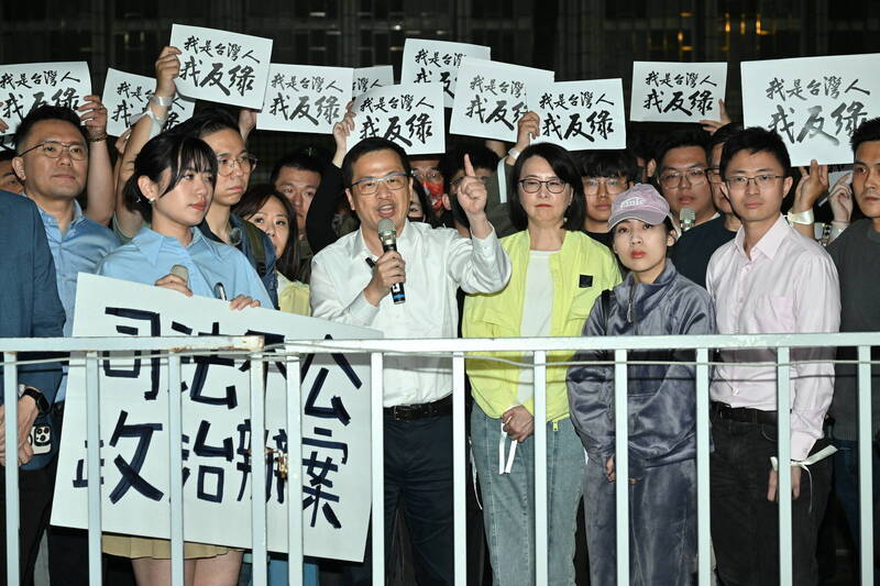 國民黨立委徐巧芯，李彥秀，羅智強，王鴻薇舉牌「我是台灣人，我反綠」（記者田裕華攝）