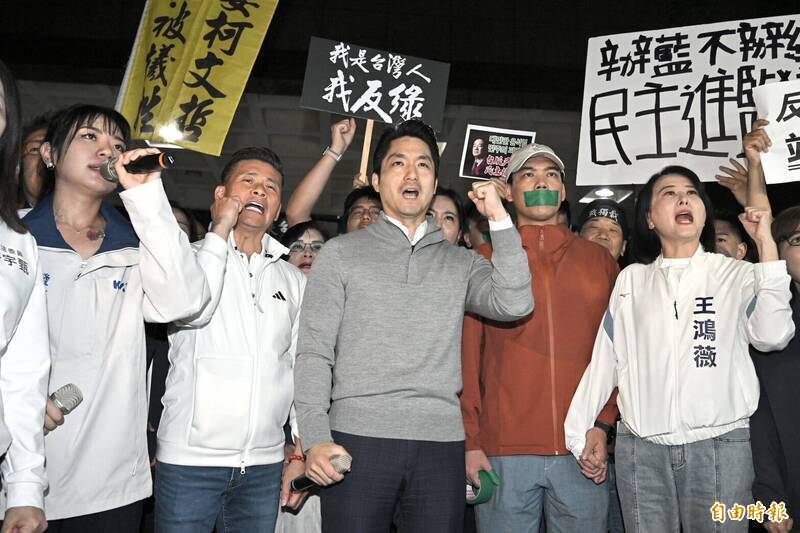 台北市長蔣萬安到北檢外抗議，批評司法如今成執政者打壓異己工具，呼籲立院倒閣。（記者塗建榮攝）