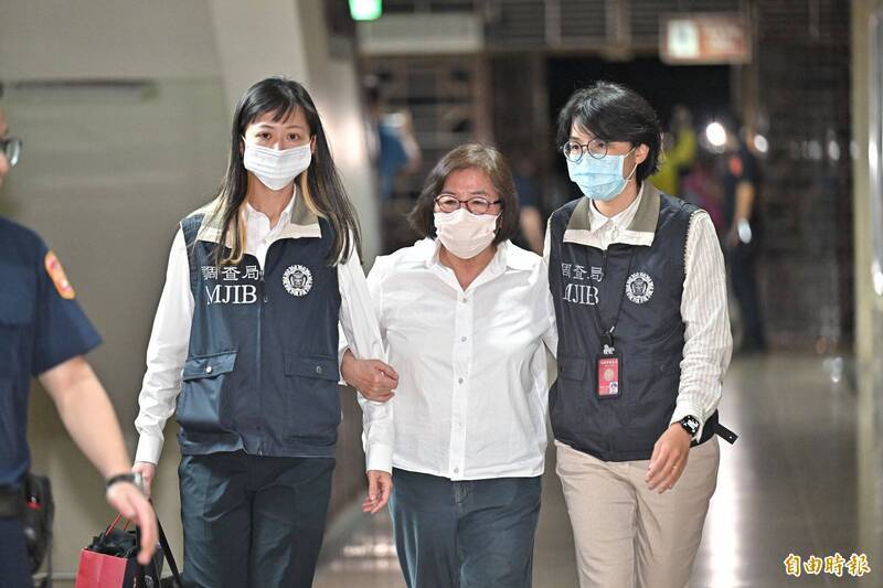 檢調偵辦罷免綠委「幽靈連署」案，調查局人員將國民黨台北市黨部主委黃呂錦茹（中）移送北檢複訊。（記者塗建榮攝）