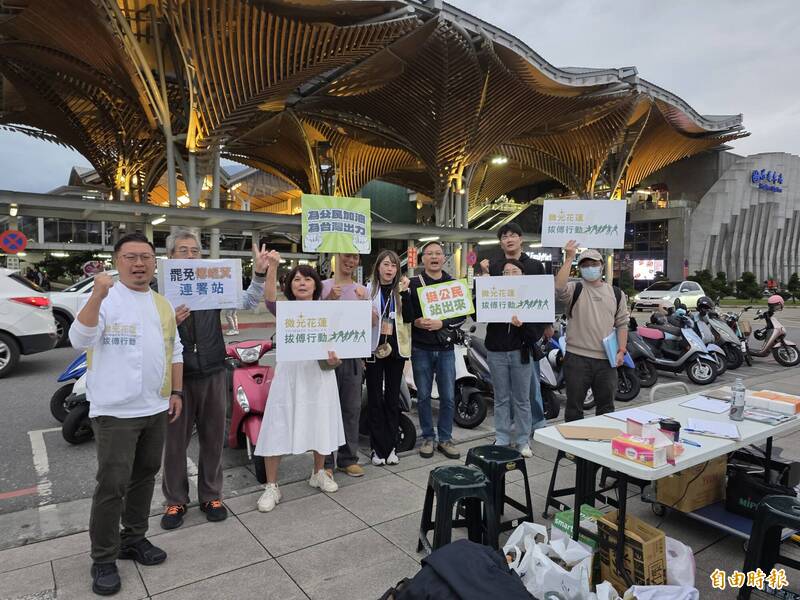 大罷免，點燃了台灣公民社會的火炬。圖為花蓮罷團「微光花蓮」。（資料照）