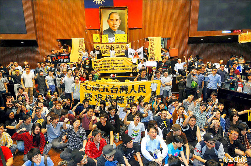 台灣民主化之後，所培養出強大的公民社會，每每在台灣出現民主危機時，都會挺身而出捍衛民主。圖為太陽花學運。（資料照）