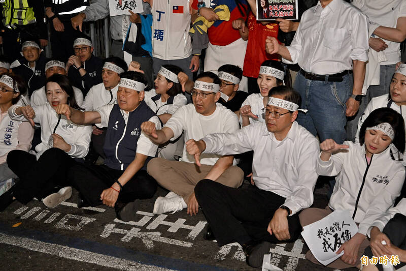 國民黨朱立倫帶領張善政、蔣萬安等人非法集會，蔣萬安還是台北市長。（資料照）