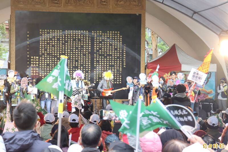 朱約信率樂團舉行反共音樂會，以改編的詼諧歌曲吸引民眾支持罷免。（資料照）