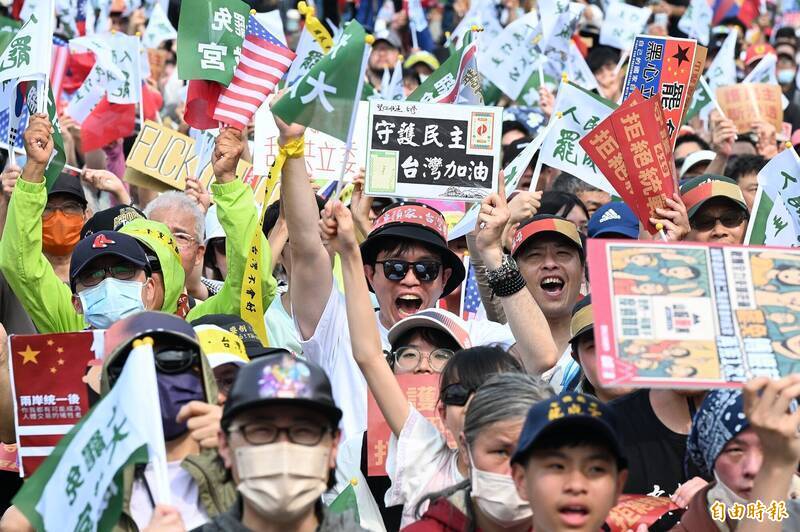 「守護台灣、拒絕統戰」大會，民眾高舉「守護民主，台灣加油」等各式標語。（記者廖振輝攝）