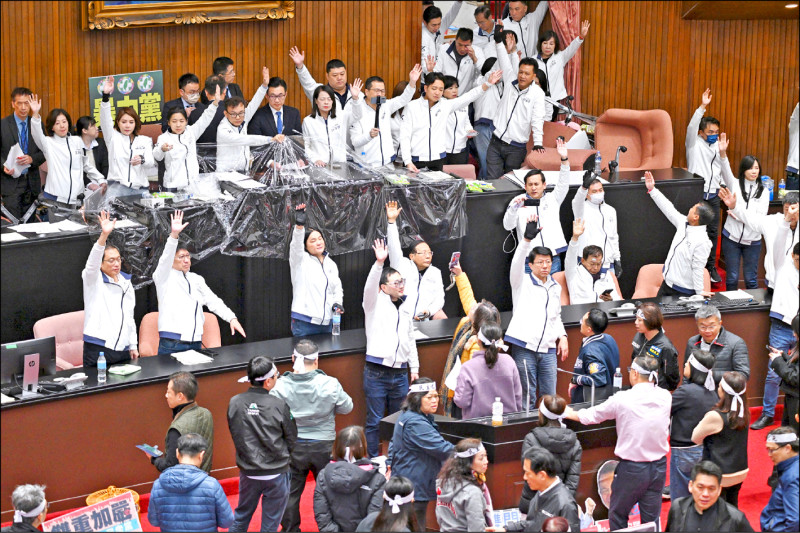 藍白聯手惡修選罷法，只是為了對付民進黨，一旦惹火上身燒到自己，就完全不認帳。（資料照）