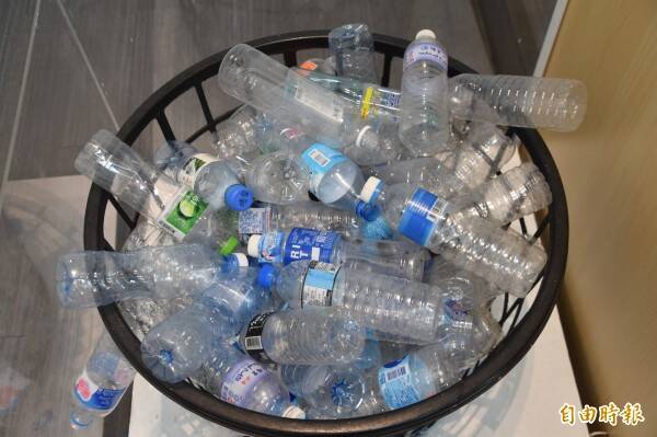 業者在設計產品時應考量未來的回收與分類，如寶特瓶裝飲料多數已設計為易撕標籤，讓消費者能夠輕易將瓶蓋、瓶身與標籤分開，使回收更有效率。示意圖。（資料照）